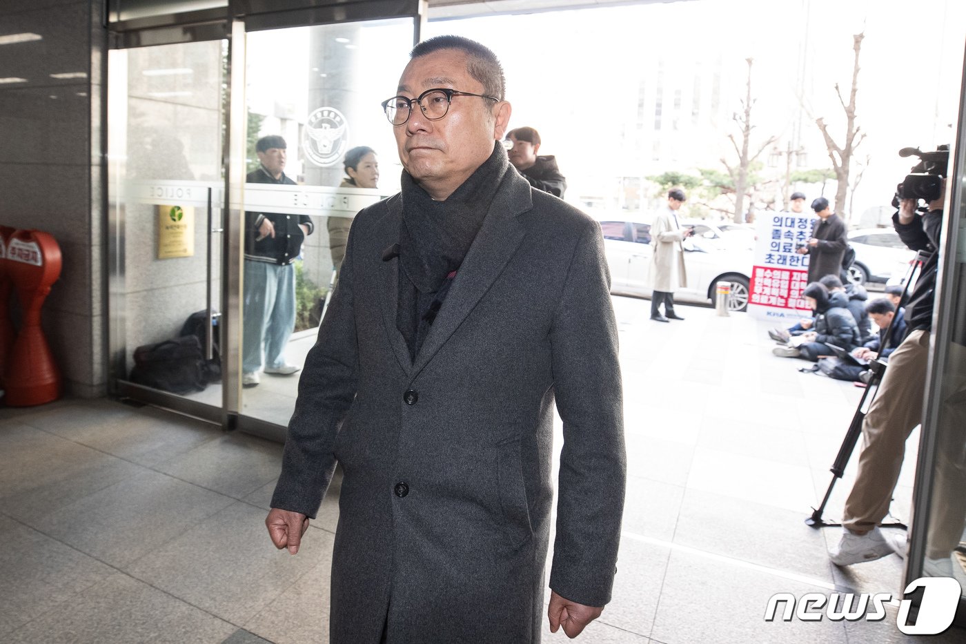 본문 이미지 - 전공의 집단 사직 공모 혐의를 받는 박명하 대한의사협회 비상대책위원회 조직강화위원장이 22일 서울경찰청 공공범죄수사대에 다섯 번째 경찰 조사를 위해 출석하고 있다. 2024.3.22/뉴스1 ⓒ News1 유승관 기자