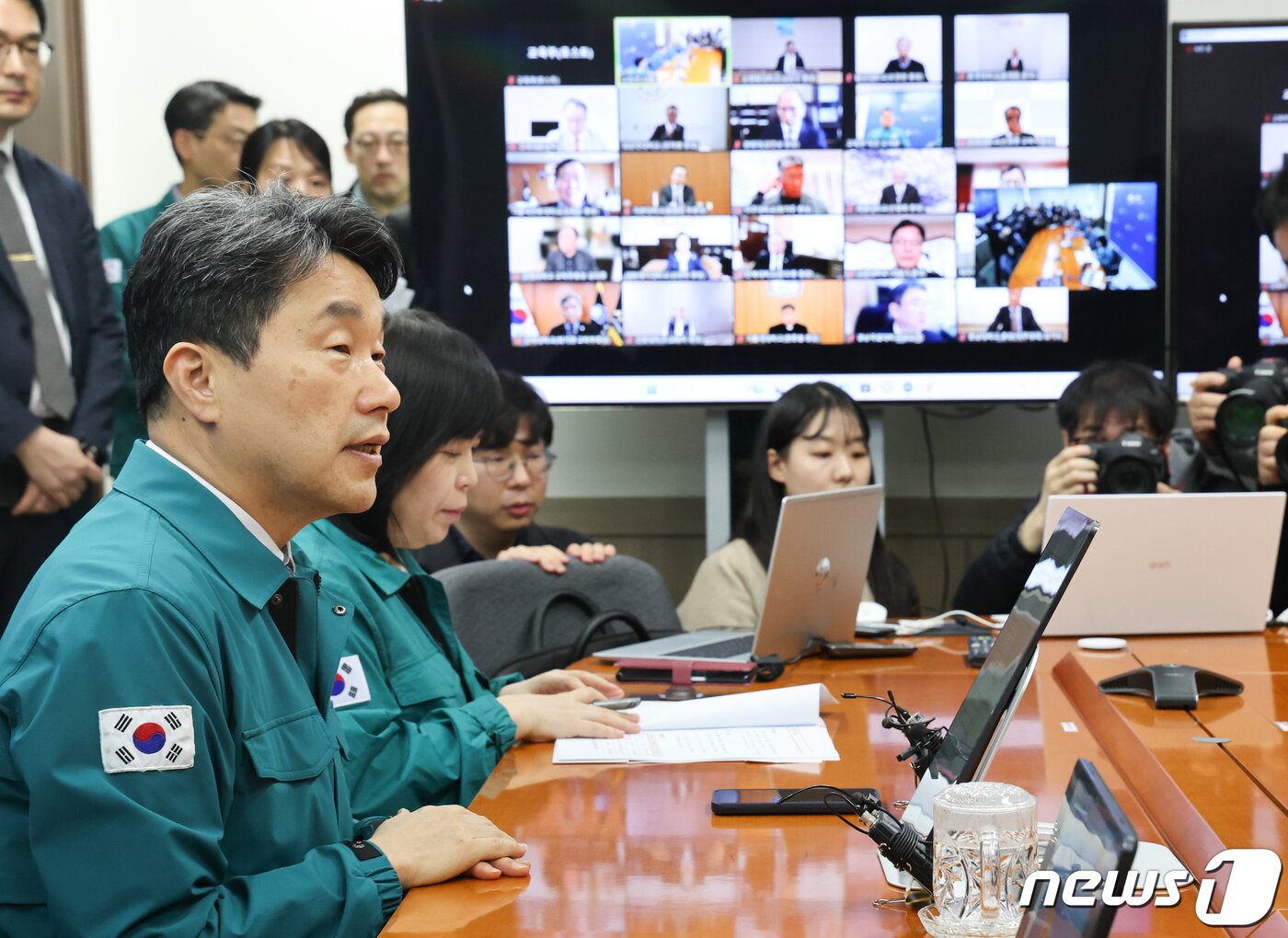 의대 운영 대학 총장들과의 영상 간담회에서 발언하는 이주호 사회부총리 겸 교육부 장관. /뉴스1 ⓒ News1 허경 기자