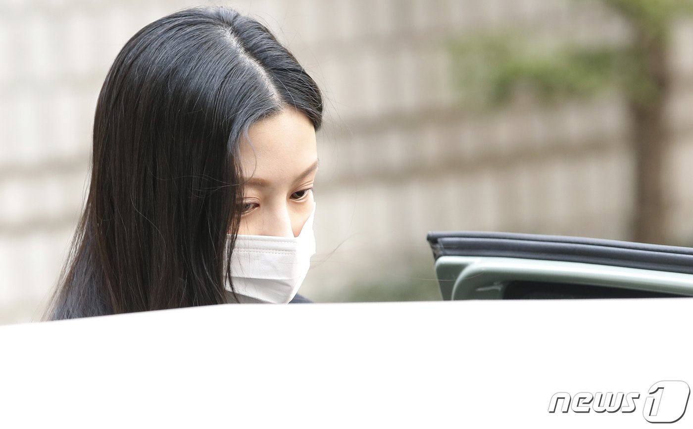 본문 이미지 - 입시 비리 혐의로 기소된 조국 전 법무부 장관 딸 조민 씨가 22일 오전 서초구 서울중앙지방법원에서 열린 선고 공판을 마친 뒤 차에 타고있다. 서울중앙지법 형사16단독 이경선 판사는 이날 위계공무집행방해등 혐의로 기소된 조 씨에게 벌금 1000만 원을 선고했다. 앞서 검찰은 지난 1월 열린 결심 공판에서징역 1년에 집행유예 3년을 구형한 바 있다. 2024.3.22/뉴스1 ⓒ News1 권현진 기자