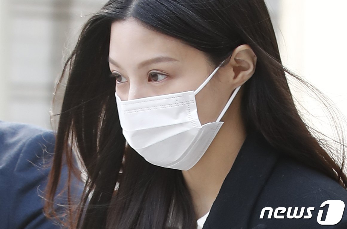 본문 이미지 - 조국 전 법무부 장관 딸 조민 씨가 22일 오전 서초구 서울중앙지방법원에서 열린 선고 공판을 마친 뒤 법정을 나서고 있다. 2024.3.22/뉴스1 ⓒ News1 권현진 기자