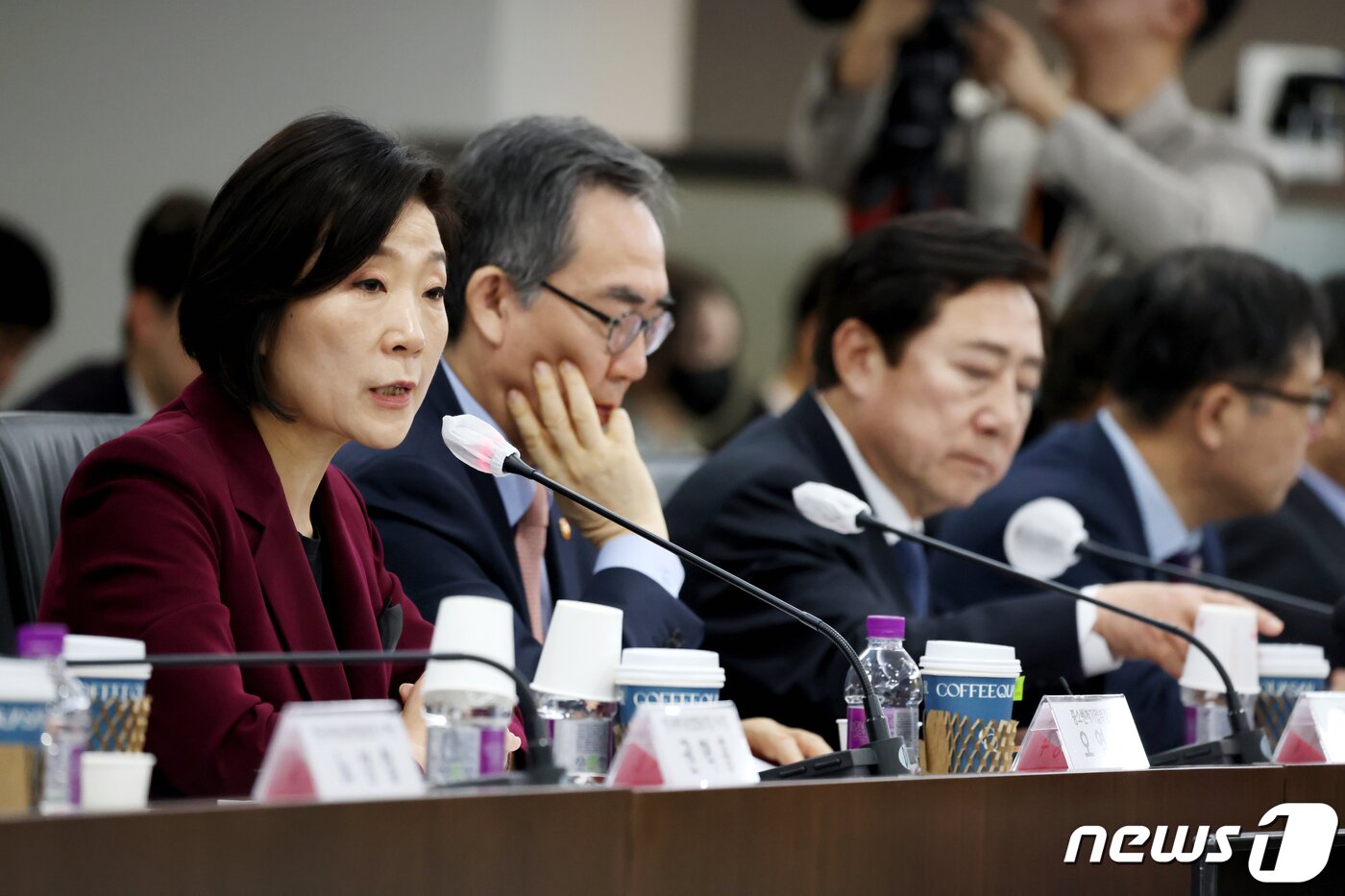 본문 이미지 - 왼쪽부터 오영주 중기부 장관, 조태열 외교부 장관, 김기문 중기중앙회장이 22일 '중소기업 글로벌화 지원을 위한 업무협약 및 간담회'에 참석했다. (중기중앙회 제공)