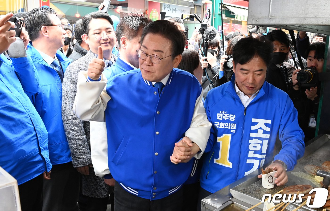 본문 이미지 - 이재명 더불어민주당 대표가 22일 오전 충남 서산시 동부시장 호떡집에서 시민들과 인사를 나누고 있다. (공동취재) 2024.3.22/뉴스1 ⓒ News1 김기태 기자