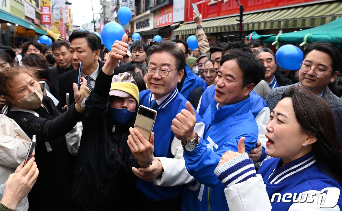 본문 이미지 - 이재명 더불어민주당 대표가 22일 오전 충남 서산시 동부시장 호떡집에서 시민들과 기념촬영을 하고 있다. (공동취재) 2024.3.22/뉴스1 ⓒ News1 김기태 기자