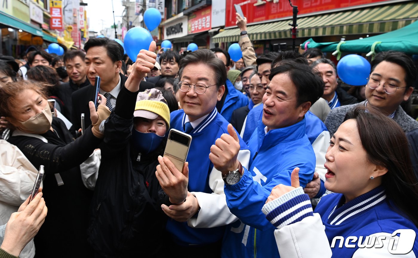 이재명 더불어민주당 대표가 22일 오전 충남 서산시 동부시장 호떡집에서 시민들과 기념촬영을 하고 있다. &#40;공동취재&#41; 2024.3.22/뉴스1 ⓒ News1 김기태 기자