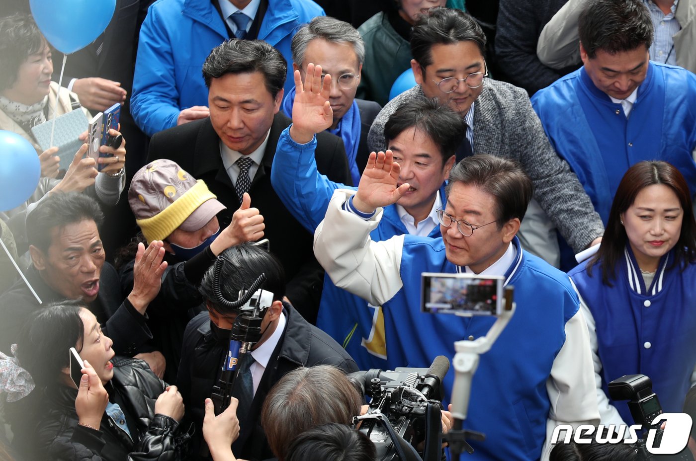 이재명 더불어민주당 상임공동선대위원장이 22일 충남 서산 동부시장에서 백승아 더불어민주당 공동대표, 조한기 후보와 상인들에게 인사하고 있다. &#40;공동취재&#41; 2024.3.22/뉴스1 ⓒ News1 김기태 기자