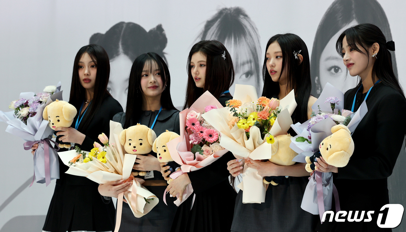 (인천공항=뉴스1) 장수영 기자 = 그룹 뉴진스의 혜인(왼쪽부터)과 하니, 다니엘, 해린, 민지가 22일 오전 인천국제공항 1터미널 밀레니엄홀에서 열린 인천공항세관 홍보대사 위촉식 …