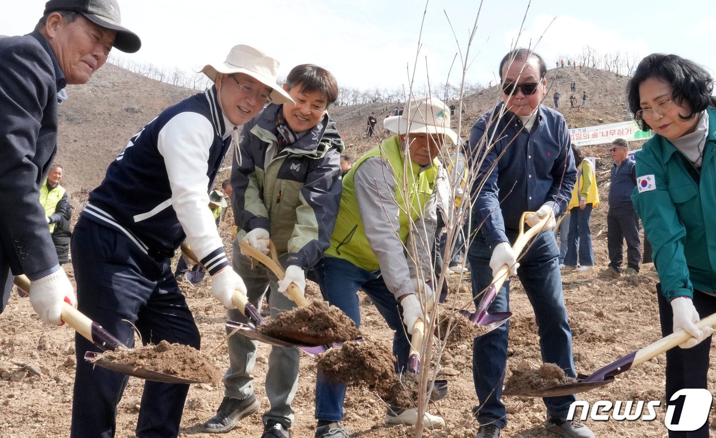 본문 이미지 - 김영록 전라남도지사가 22일 함평 대동제생태공원에서 2050 탄소중립 실현과 대형산불 피해지 복구를 통한 명품숲 조성 및 제79회 식목일 기념 나무심기 행사에서 내빈들과 나무를 심고 있다.(전남도 제공) 2024.3.22/뉴스1 