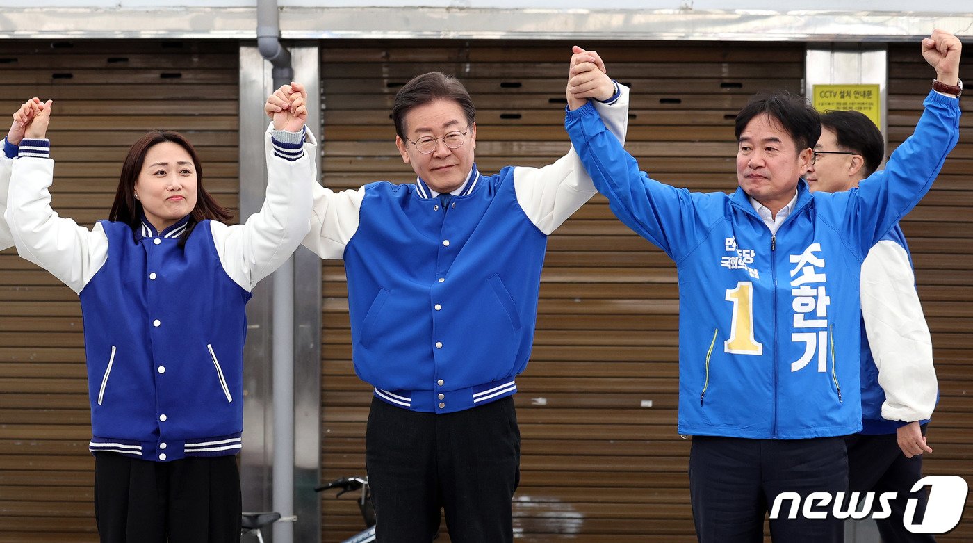 본문 이미지 - 이재명 더불어민주당 대표가 22일 오전 충남 서산시 동부시장을 방문해 제22대 총선 충남 서산태안 조한기(오른쪽) 후보, 백승아(왼쪽) 더불어민주연합 공동대표와 함께 인사하고 있다. (공동취재) 2024.3.22/뉴스1 ⓒ News1 김기태 기자