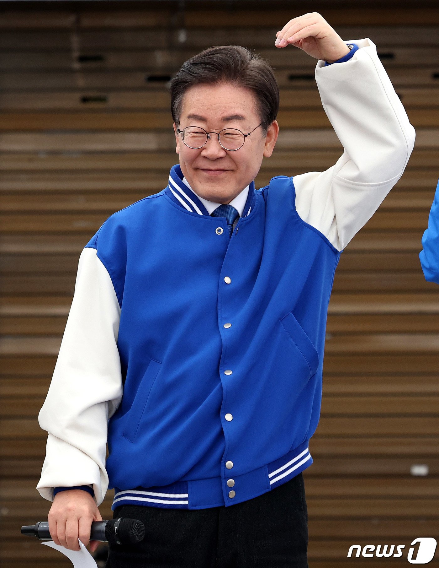 본문 이미지 - 이재명 더불어민주당 대표가 22일 오전 충남 서산시 동부시장을 방문해 지지자를 향해 손으로 하트를 그리고 있다. (공동취재) 2024.3.22/뉴스1 ⓒ News1 김기태 기자