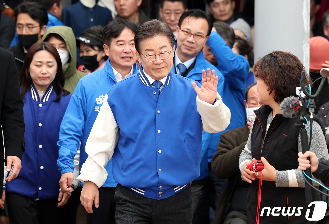 본문 이미지 - 이재명 더불어민주당 대표가 22일 오전 충남 서산시 동부시장을 방문해 시민들에게 인사하고 있다. (공동취재) 2024.3.22/뉴스1 ⓒ News1 김기태 기자