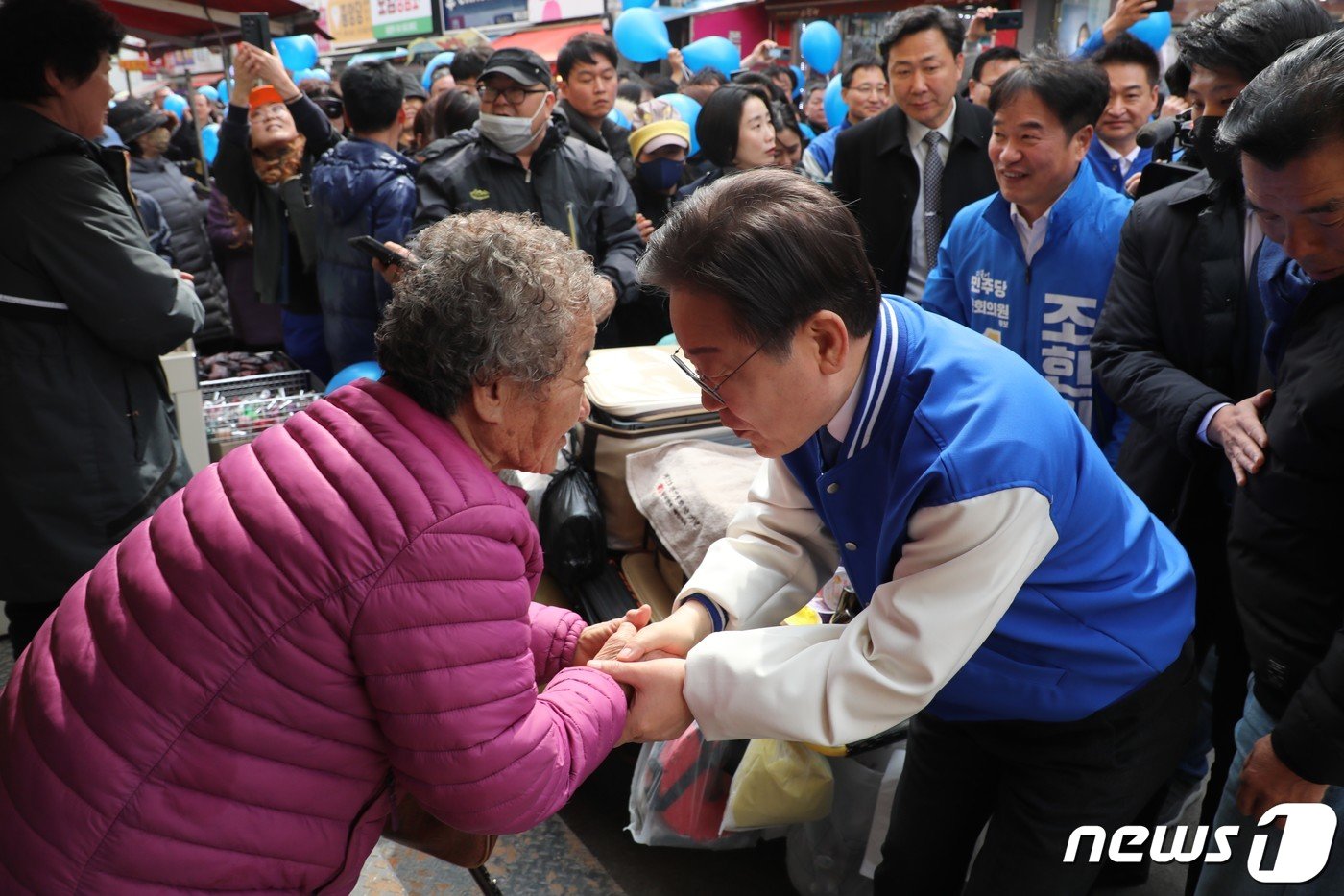 이재명 더불어민주당 대표가 22일 충남 서산 동부시장을 방문해 서산·태안 조한기 후보와 함께 시민들에게 인사하고 있다. &#40;공동취재&#41; 2024.3.22/뉴스1 ⓒ News1 김기태 기자