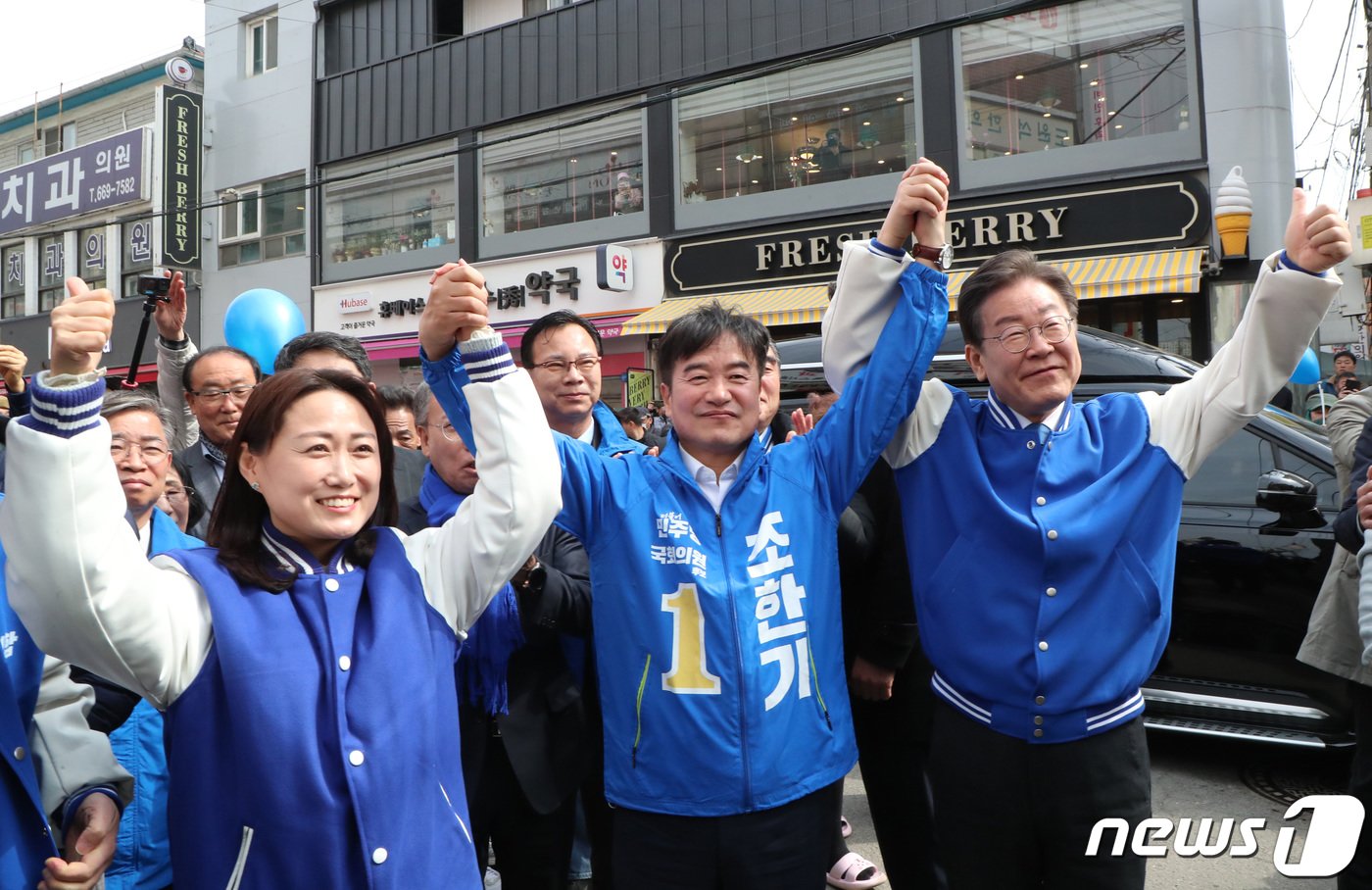 이재명 더불어민주당 대표가 22일 충남 서산동부시장을 방문, 조한기 후보의 지지를 호소하고 있다. &#40;공동취재&#41; 2024.3.22/뉴스1 ⓒ News1 김기태 기자