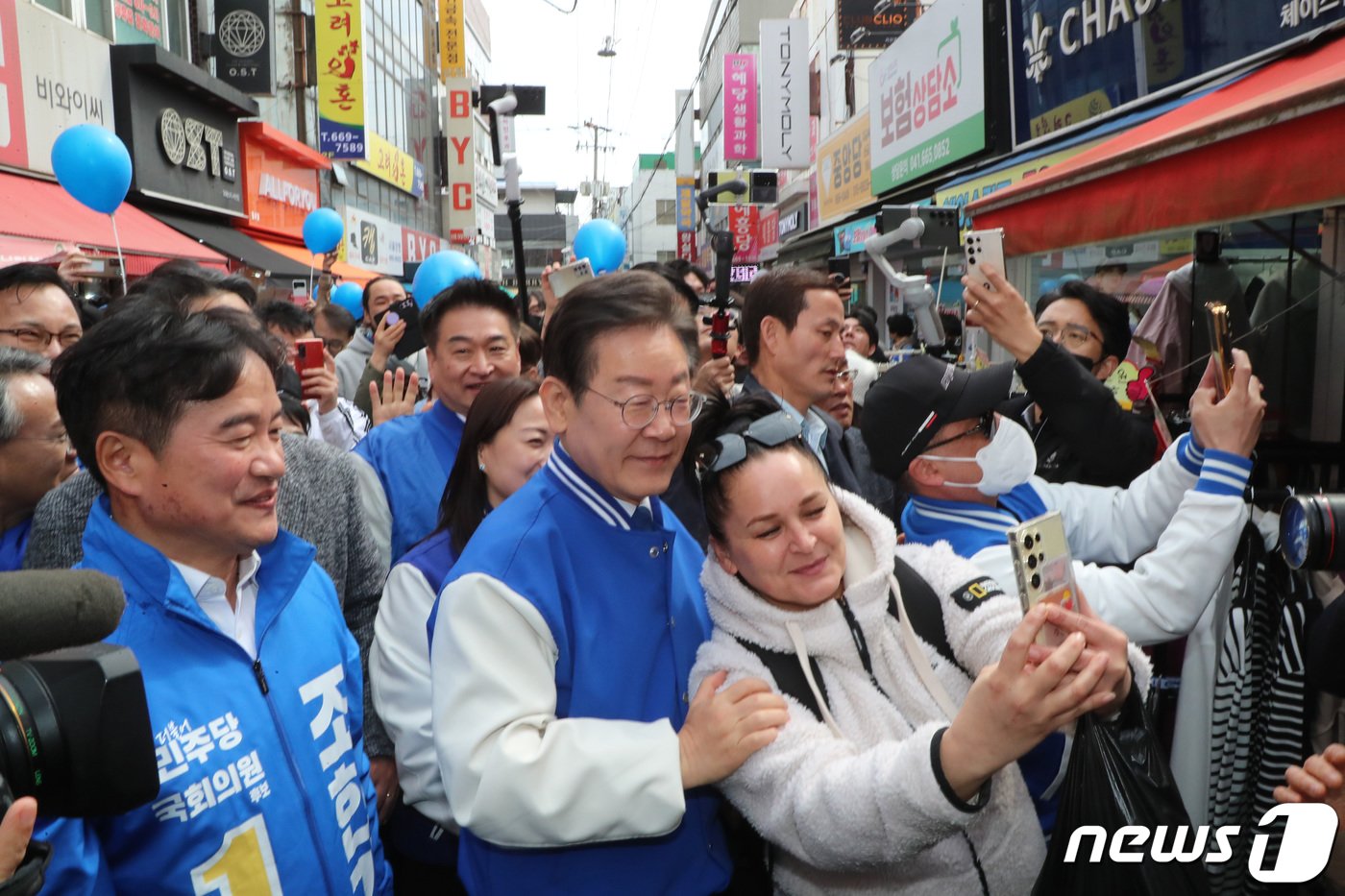 이재명 더불어민주당 대표가 22일 충남 서산동부시장을 방문, 지지 호소 중 외국인과 기념촬영을 하고 있다. &#40;공동취재&#41; 2024.3.22/뉴스1 ⓒ News1 김기태 기자