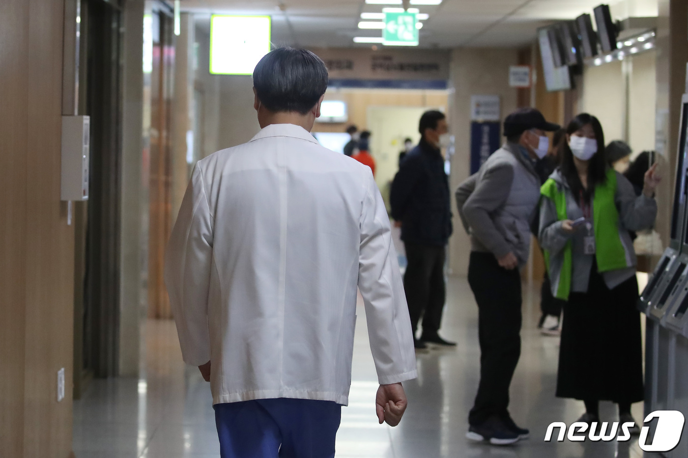 (대구=뉴스1) 공정식 기자 = 돌파구가 보이지 않는 '의·정 갈등'으로 인해 의료 공백이 길어지는 가운데 22일 대구의 한 대학병원에서 의사가 복도를 걷고 있다. 2024.3.2 …