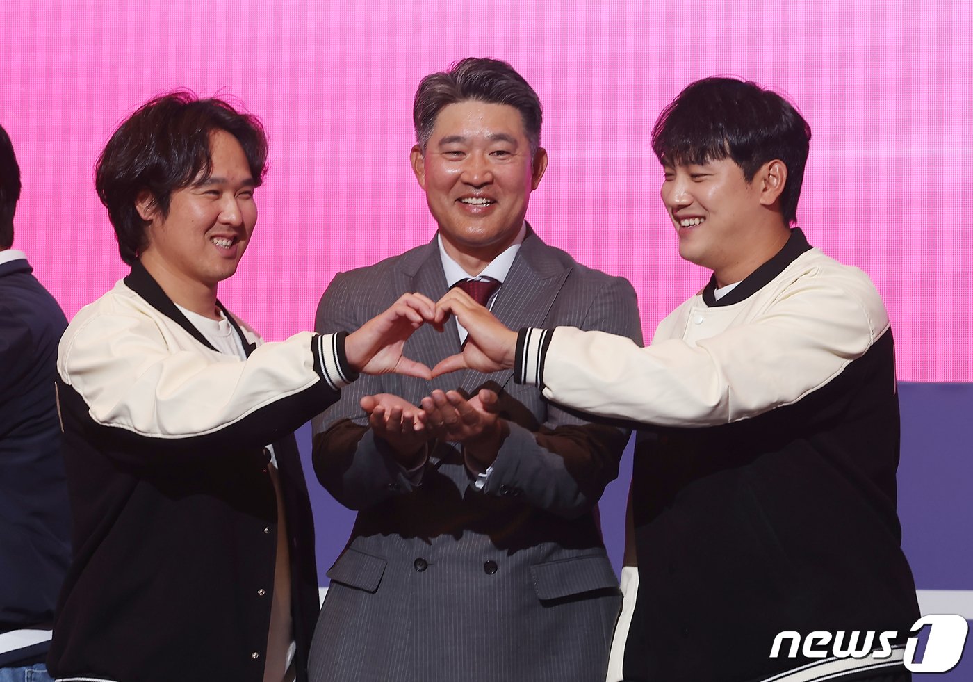 본문 이미지 - SSG 랜더스 이숭용 감독과 최정, 서진용 선수가 22일 오후 서울 중구 롯데호텔 서울에서 열린 2024 신한 SOL Bank KBO 미디어데이에서 포즈를 취하고 있다. 2024 KBO 프로야구는 오는 23일 개막한다. 2024.3.22/뉴스1 ⓒ News1 김민지 기자