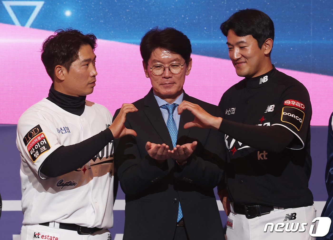 본문 이미지 - KT 위즈 이강철 감독과 박경수, 고영표 선수가 22일 오후 서울 중구 롯데호텔 서울에서 열린 2024 신한 SOL Bank KBO 미디어데이에서 포즈를 취하고 있다. 2024 KBO 프로야구는 오는 23일 개막한다. 2024.3.22/뉴스1 ⓒ News1 김민지 기자
