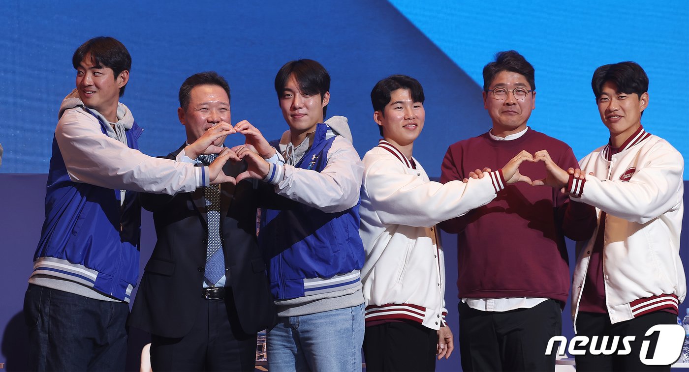 본문 이미지 - 2024 KBO 프로야구 개막을 하루 앞둔 22일 오후 서울 중구 롯데호텔 서울에서 열린 2024 신한 SOL Bank KBO 미디어데이에서 감독 및 선수들이 포즈를 취하고 있다. 왼쪽부터 삼성 라이온즈 구자욱, 박진만 감독, 원태인, 키움 히어로즈 김혜성, 홍원기 감독, 송성문. 2024.3.22/뉴스1 ⓒ News1 김민지 기자
