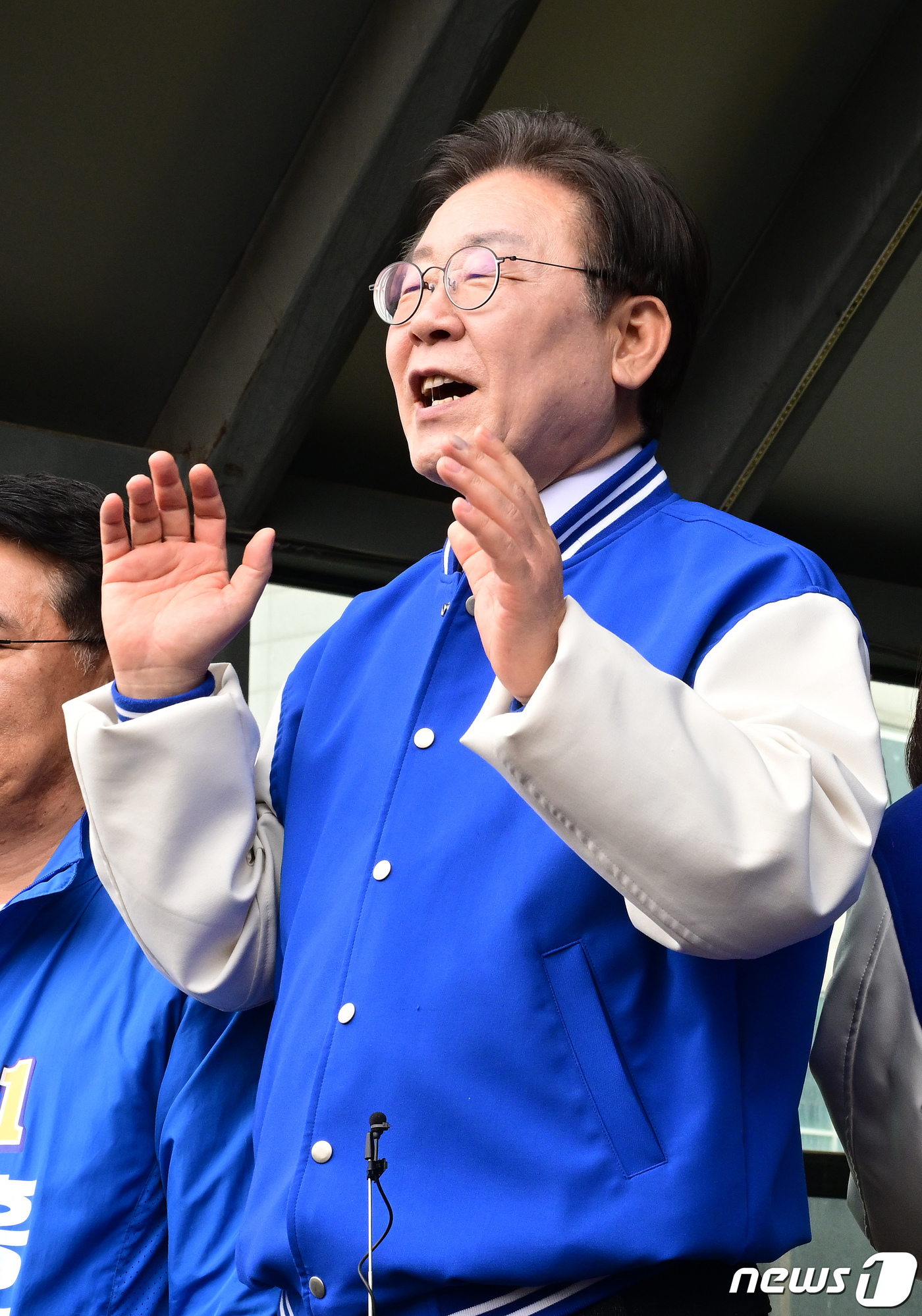 (당진=뉴스1) 김기태 기자 = 이재명 더불어민주당 대표가 22일 충청남도 당진시 당진전통시장을 찾아 발언을 하고 있다. (공동취재) 2024.3.22/뉴스1