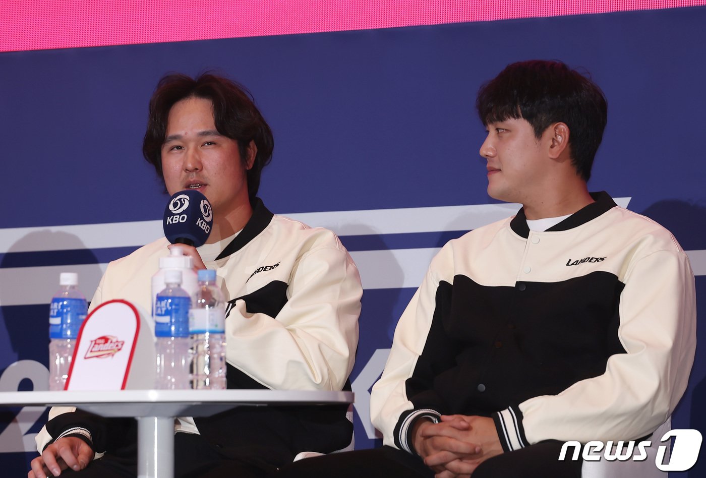 본문 이미지 - 2024 KBO 프로야구 개막을 하루 앞둔 22일 오후 서울 중구 롯데호텔 서울에서 열린 2024 신한 SOL Bank KBO 미디어데이에서 SSG 랜더스 최정, 서진용이 시즌에 임하는 각오를 밝히고 있다. 2024.3.22/뉴스1 ⓒ News1 김민지 기자