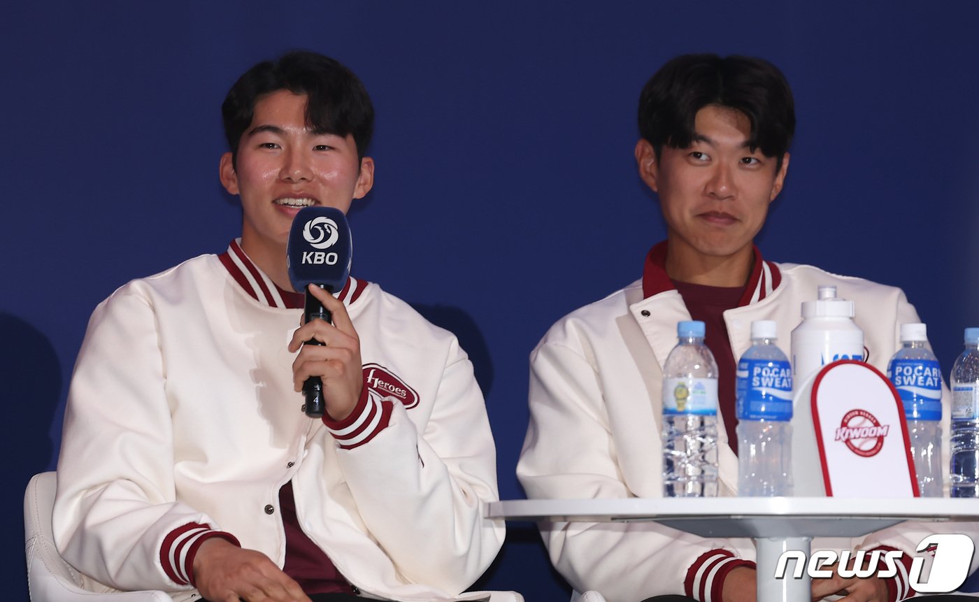본문 이미지 - 2024 KBO 프로야구 개막을 하루 앞둔 22일 오후 서울 중구 롯데호텔 서울에서 열린 2024 신한 SOL Bank KBO 미디어데이에서 키움 히어로즈 김혜성, 송성문이 시즌에 임하는 각오를 밝히고 있다. 2024.3.22/뉴스1 ⓒ News1 김민지 기자