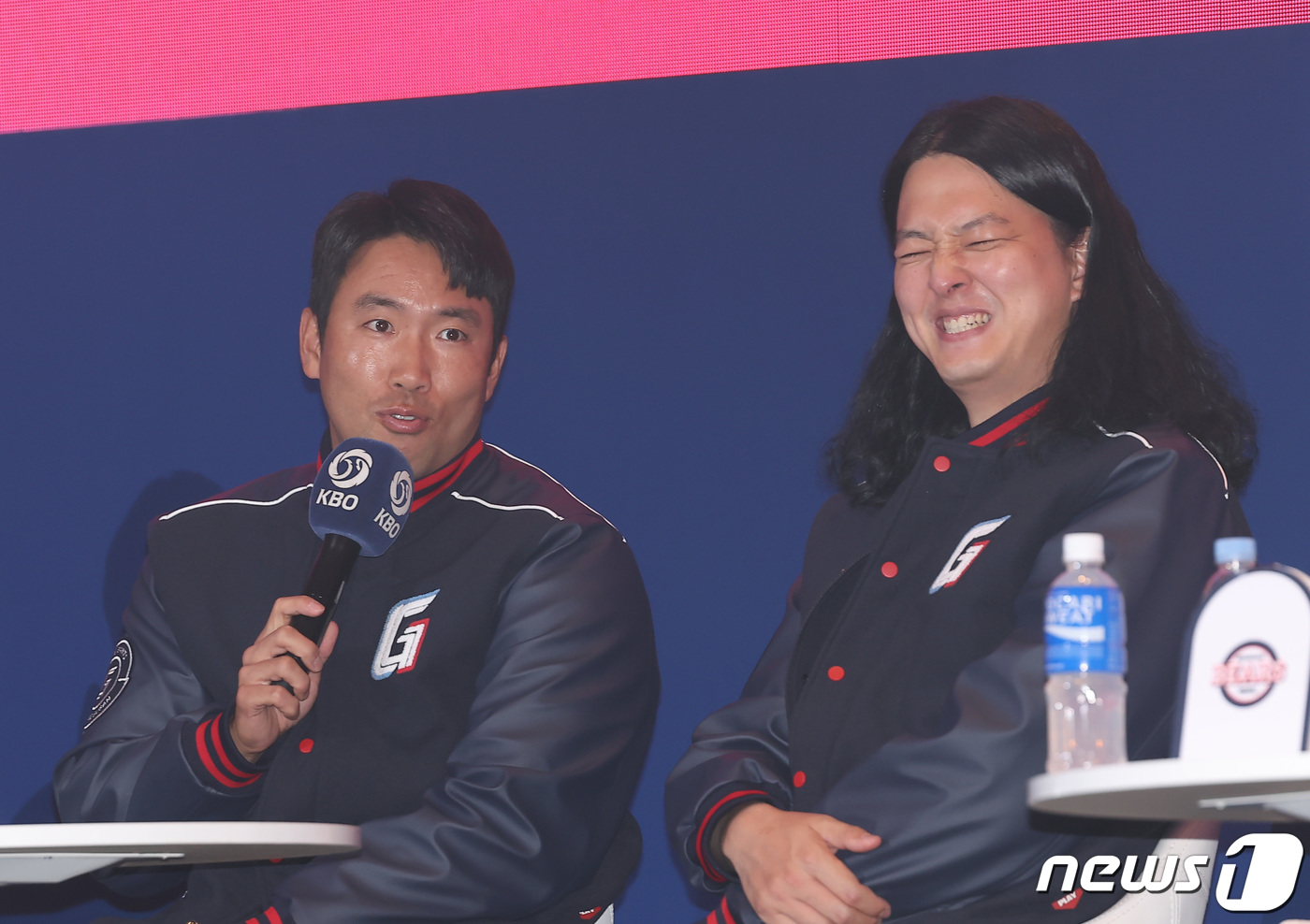 (서울=뉴스1) 김민지 기자 = 2024 KBO 프로야구 개막을 하루 앞둔 22일 오후 서울 중구 롯데호텔 서울에서 열린 2024 신한 SOL Bank KBO 미디어데이에서 롯데 …