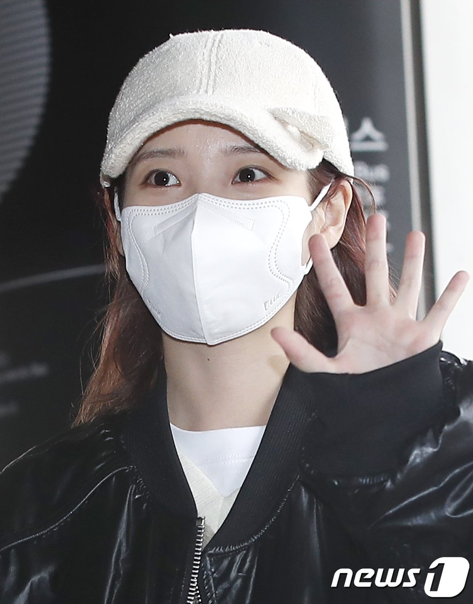 가수 아이유가 해외 일정을 위해 22일 김포공항에 도쿄로 출국하기 전 인사를 하고 있다.  ⓒ News1 권현진 기자