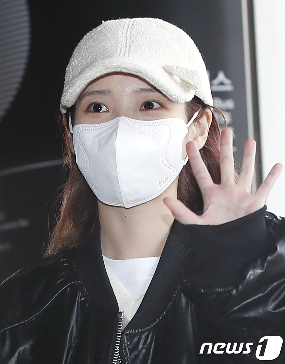 본문 이미지 - 가수 아이유가 해외 일정을 위해 22일 김포공항에 도쿄로 출국하기 전 인사를 하고 있다.  ⓒ News1 권현진 기자