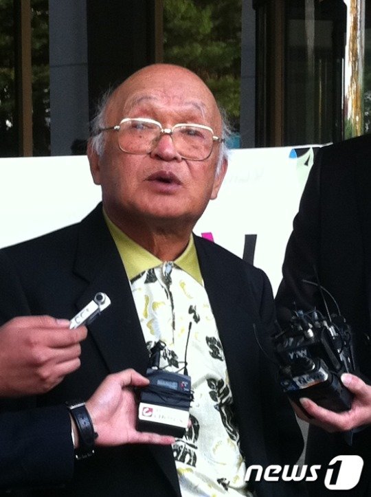본문 이미지 - 2011년 10월 27일, 대법원에 의해 최종 무죄를 확정받은 정원섭 씨가 소회를 밝히고 있다. ⓒ 뉴스1 DB 