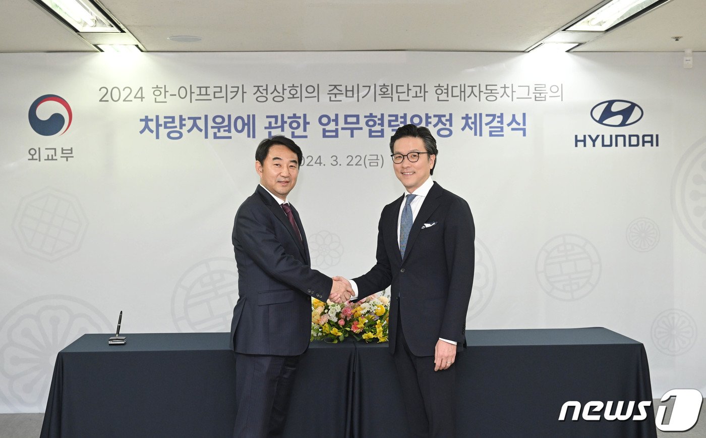 본문 이미지 - 악수 중인 김일범 현대자동차그룹 부사장(오른쪽) 2024.3.22/뉴스1