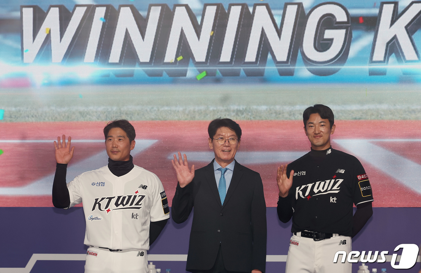 (서울=뉴스1) 김민지 기자 = 2024 KBO 프로야구 개막을 하루 앞둔 22일 오후 서울 중구 롯데호텔 서울에서 열린 2024 신한 SOL Bank KBO 미디어데이에서 KT …