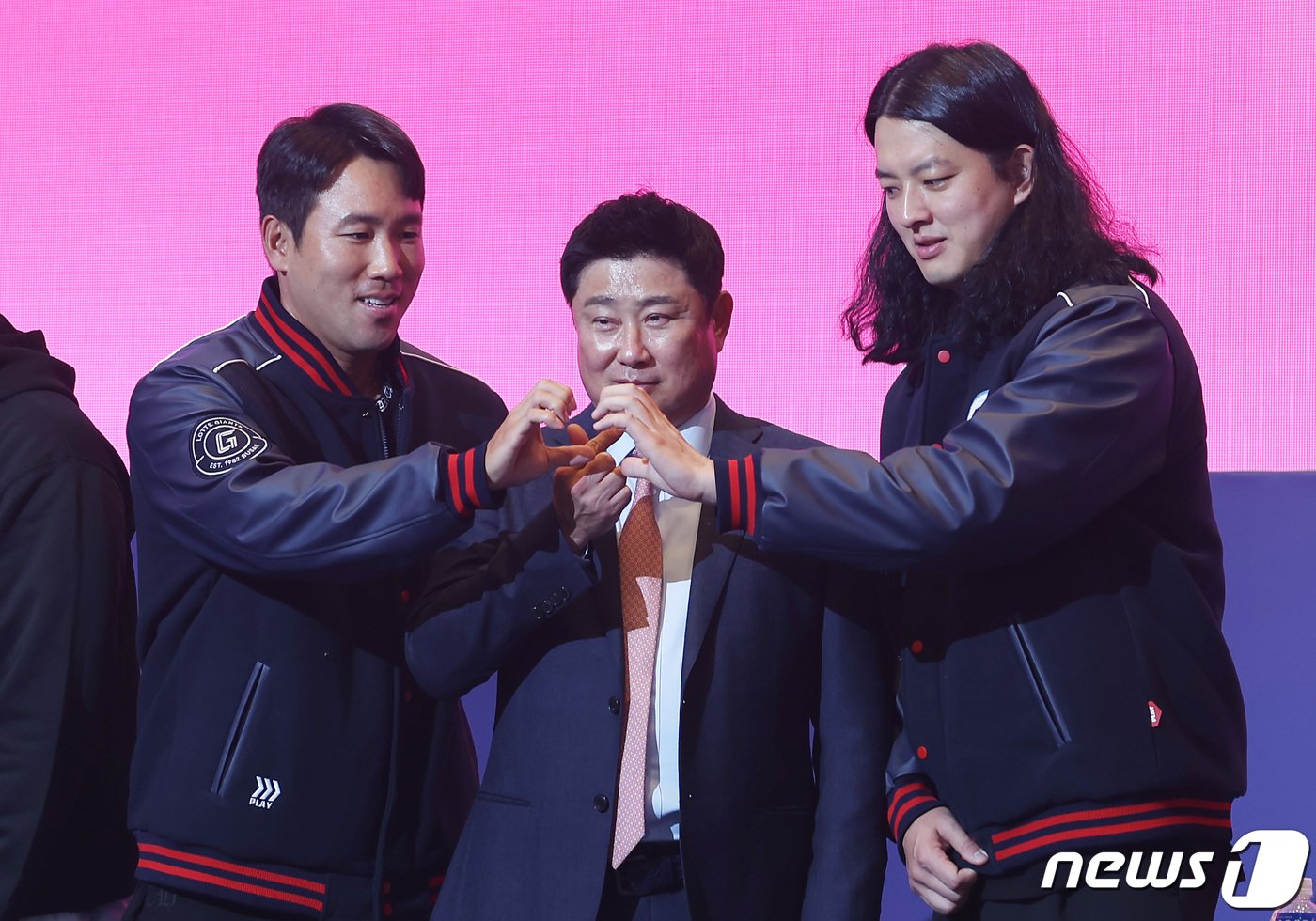 본문 이미지 - 2024 KBO 프로야구 개막을 하루 앞둔 22일 오후 서울 중구 롯데호텔 서울에서 열린 2024 신한 SOL Bank KBO 미디어데이에서 롯데 자이언츠 김태형 감독과 전준우, 김원중이 포즈를 취하고 있다. 2024.3.22/뉴스1 ⓒ News1 김민지 기자