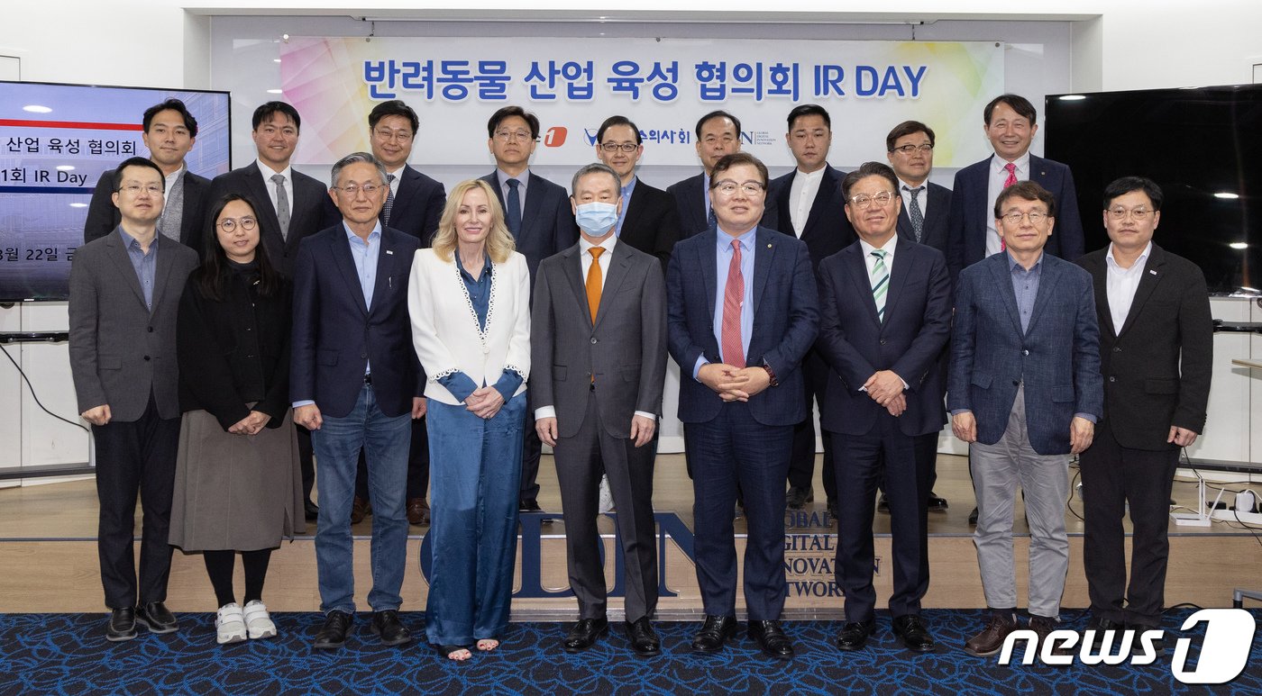 본문 이미지 - 홍선근 뉴스1 회장과 허주형 대한수의사회 회장, 김종갑 글로벌디지털혁신네트워크 대표를 비롯한 주요 내빈들이 22일 오후 경기도 성남시 분당구 판교 스타트업캠퍼스에서 열린 '반려동물 산업 육성 협의회' 제1회 IR 데이에서 기념촬영을 하고 있다. 이번 IR데이는 유망한 반려동물 스타트업을 발굴하고 투자 및 비즈니스 기회를 제공하는 한편 해외 진출까지 지원하기 위해 마련됐다. 2024.3.22/뉴스1 ⓒ News1 이재명 기자