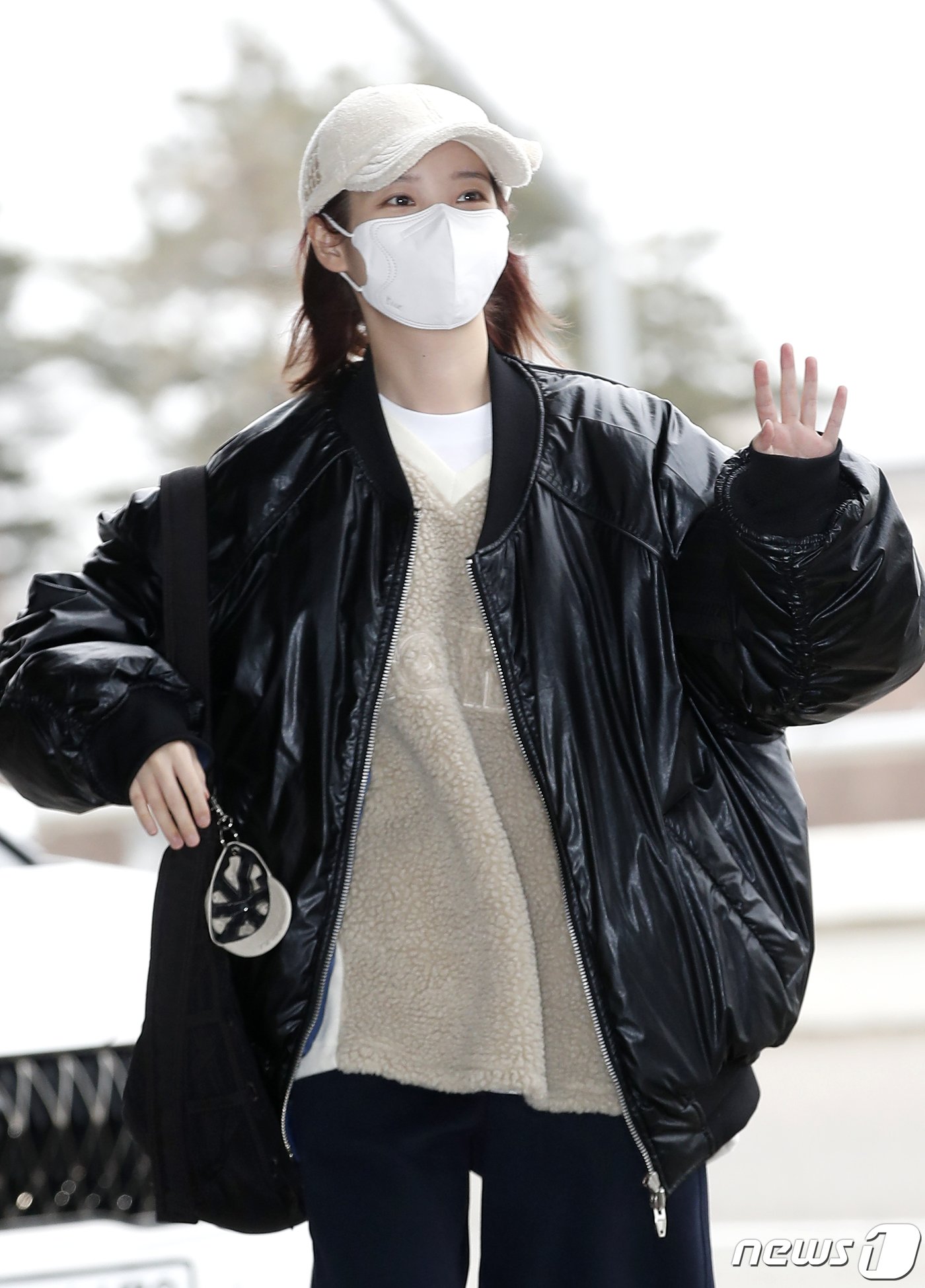 가수 아이유가 해외 일정을 위해 22일 김포공항을 통해 일본으로 출국하고 있다. ⓒ News1 권현진 기자