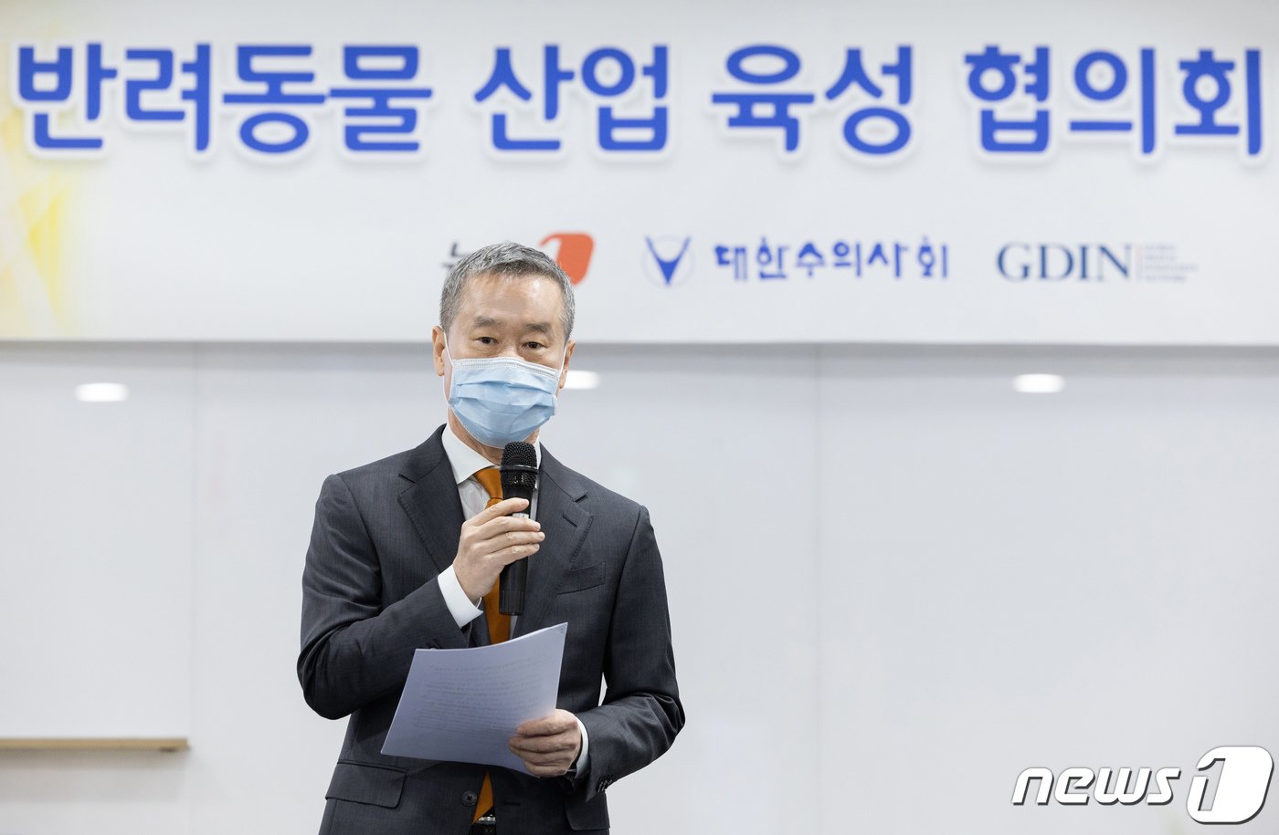 본문 이미지 - 홍선근 뉴스1 회장이 22일 오후 경기도 성남시 판교 스타트업캠퍼스에서 열린 '반려동물 산업 육성 협의회' 제1회 IR 데이에서 축사를 하고 있다. 이번 IR데이는 유망한 반려동물 스타트업을 발굴하고 투자 및 비즈니스 기회를 제공하는 한편 해외 진출까지 지원하기 위해 마련됐다. 2024.3.22/뉴스1 ⓒ News1 이재명 기자