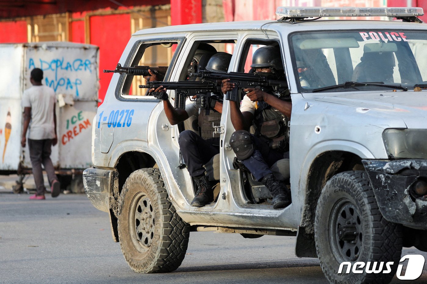 본문 이미지 - 21일(현지시간) 아이티 수도 포르토프랭스에서 무장 경찰이 갱단과 총격전을 벌이고 있다. 2024.03.21/ ⓒ 로이터=뉴스1 ⓒ News1 박재하 기자