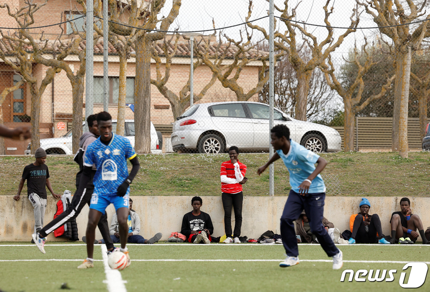 (귀소나 로이터=뉴스1) 정지윤 기자 = 세네갈에서 스페인으로 넘어온 이민자들이 스페인 바르셀로나의 북부 귀소나 지역에서 축구를 하고 있다. 2024.02.15ⓒ 로이터=뉴스1