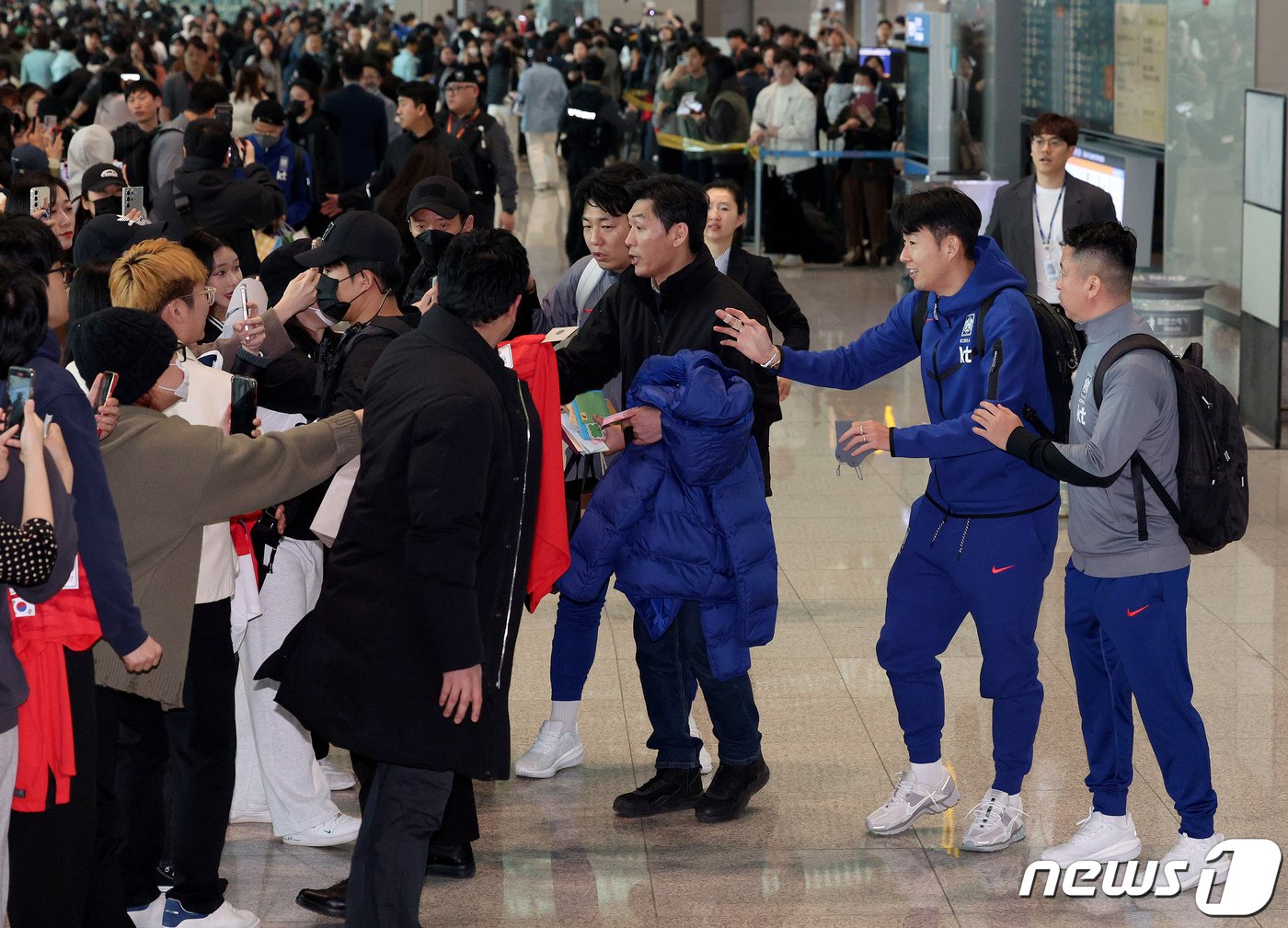 대한민국 축구 대표팀 손흥민이 22일 오후 인천국제공항 제2터미널을 통해 태국으로 출국하며 팬들에게 인사하고 있다. 황선홍 임시감독이 이끄는 대표팀은 오는 26일 태국과 2026 FIFA 북중미 월드컵 아시아 지역 2차 예선 C조 조별리그 4차전 경기를 치룬다. 2024.3.22/뉴스1 ⓒ News1 장수영 기자