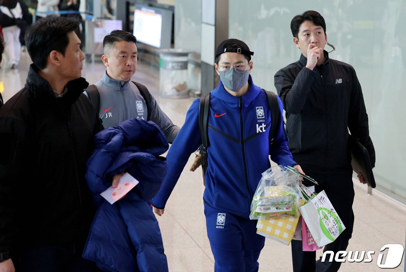 본문 이미지 - 대한민국 축구 대표팀 이강인이 22일 오후 인천국제공항 제2터미널을 통해 태국으로 출국하고 있다. 황선홍 임시감독이 이끄는 대표팀은 오는 26일 태국과 2026 FIFA 북중미 월드컵 아시아 지역 2차 예선 C조 조별리그 4차전 경기를 치른다. 2024.3.22/뉴스1 ⓒ News1 장수영 기자