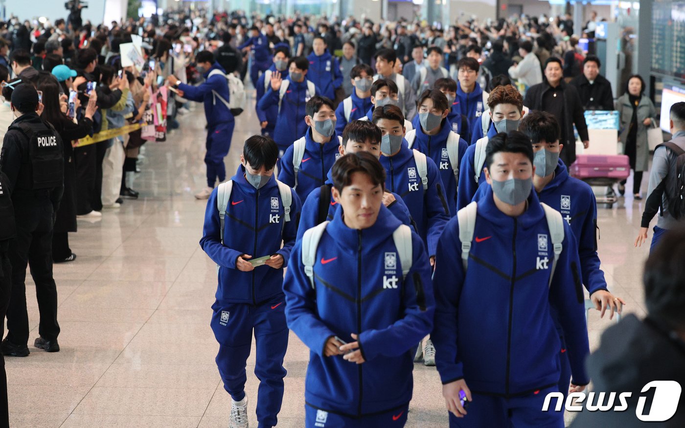 본문 이미지 - 대한민국 축구 대표팀 선수들이 22일 오후 인천국제공항 제2터미널을 통해 태국으로 출국하고 있다. 황선홍 임시감독이 이끄는 대표팀은 오는 26일 태국과 2026 FIFA 북중미 월드컵 아시아 지역 2차 예선 C조 조별리그 4차전 경기를 치룬다. 2024.3.22/뉴스1 ⓒ News1 장수영 기자