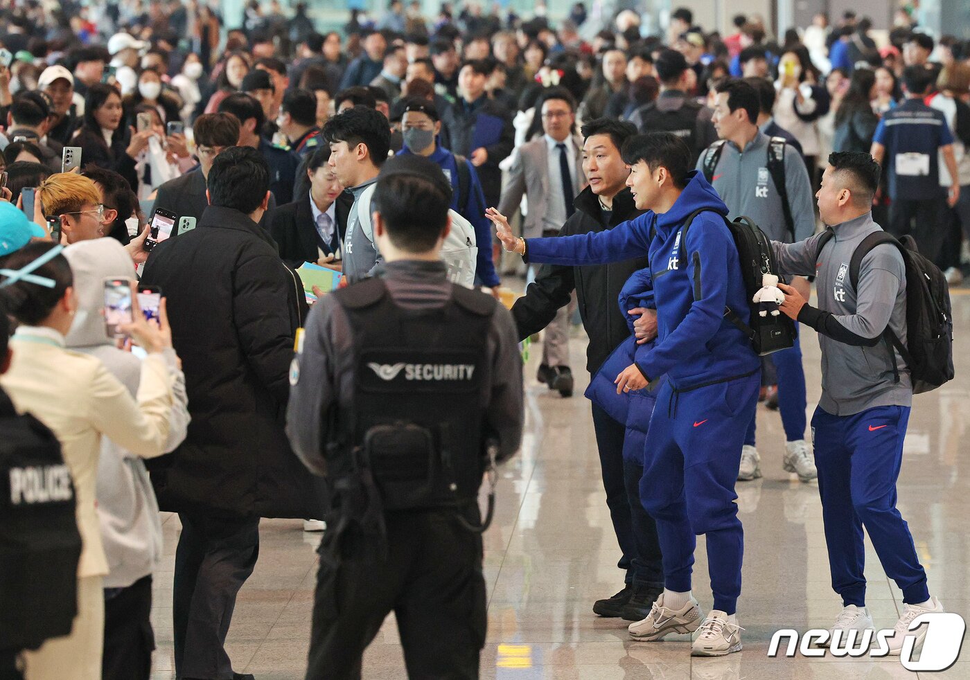 본문 이미지 - 대한민국 축구 대표팀 손흥민이 22일 오후 인천국제공항 제2터미널을 통해 태국으로 출국하며 팬들에게 인사하고 있다. 황선홍 임시감독이 이끄는 대표팀은 오는 26일 태국과 2026 FIFA 북중미 월드컵 아시아 지역 2차 예선 C조 조별리그 4차전 경기를 치른다. 2024.3.22/뉴스1 ⓒ News1 장수영 기자