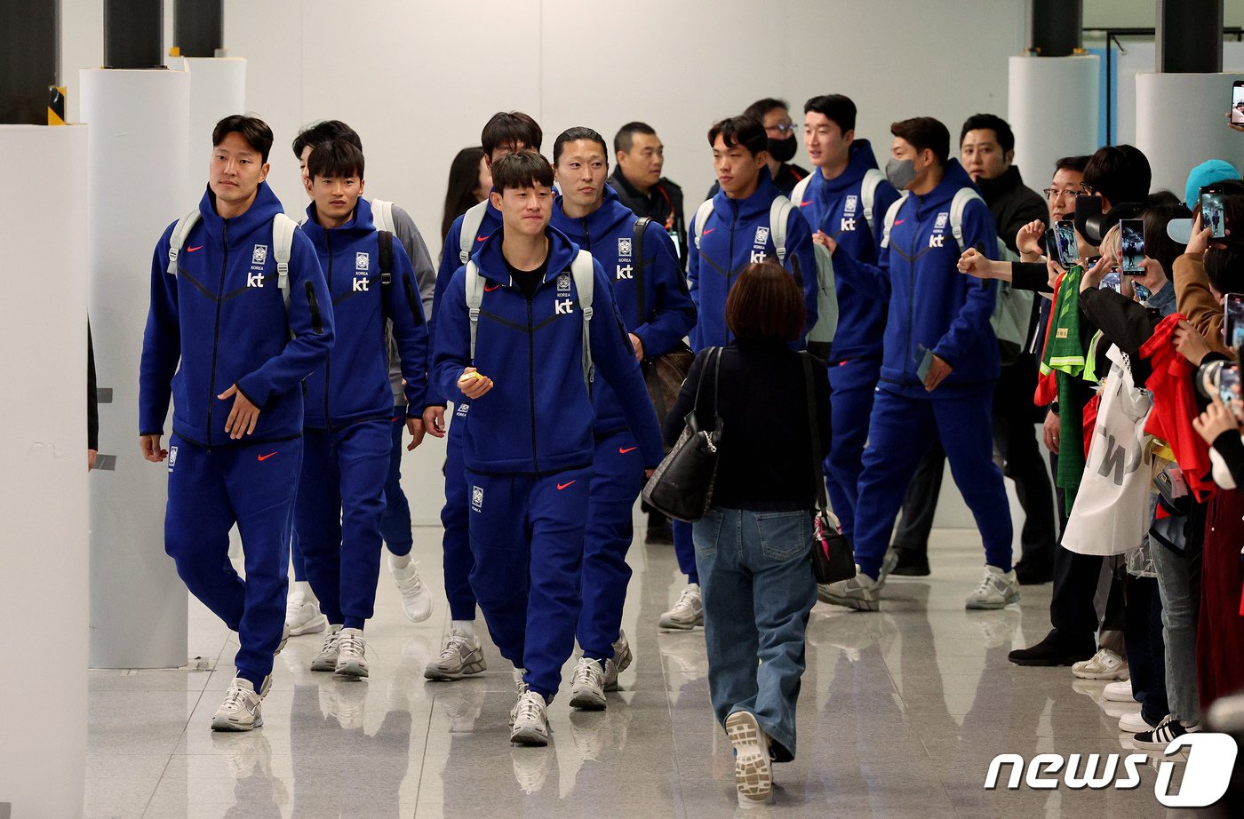 본문 이미지 - 대한민국 축구 대표팀 선수들이 22일 오후 인천국제공항 제2터미널을 통해 태국으로 출국하고 있다. 황선홍 임시감독이 이끄는 대표팀은 오는 26일 태국과 2026 FIFA 북중미 월드컵 아시아 지역 2차 예선 C조 조별리그 4차전 경기를 치른다. 2024.3.22/뉴스1 ⓒ News1 장수영 기자