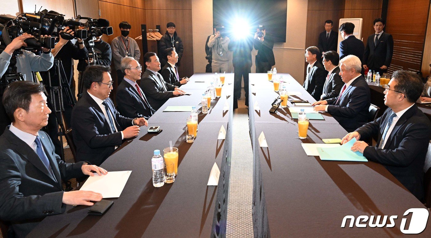 본문 이미지 - 김홍일 방송통신위원회 위원장(오른쪽 두 번째)이 22일 서울 중구 프레스센터에서 열린 방송통신위원장-통신사·단말기 제조사 대표자 간담회에서 자료를 검토하고 있다. 2024.3.22/뉴스1 ⓒ News1 사진공동취재단