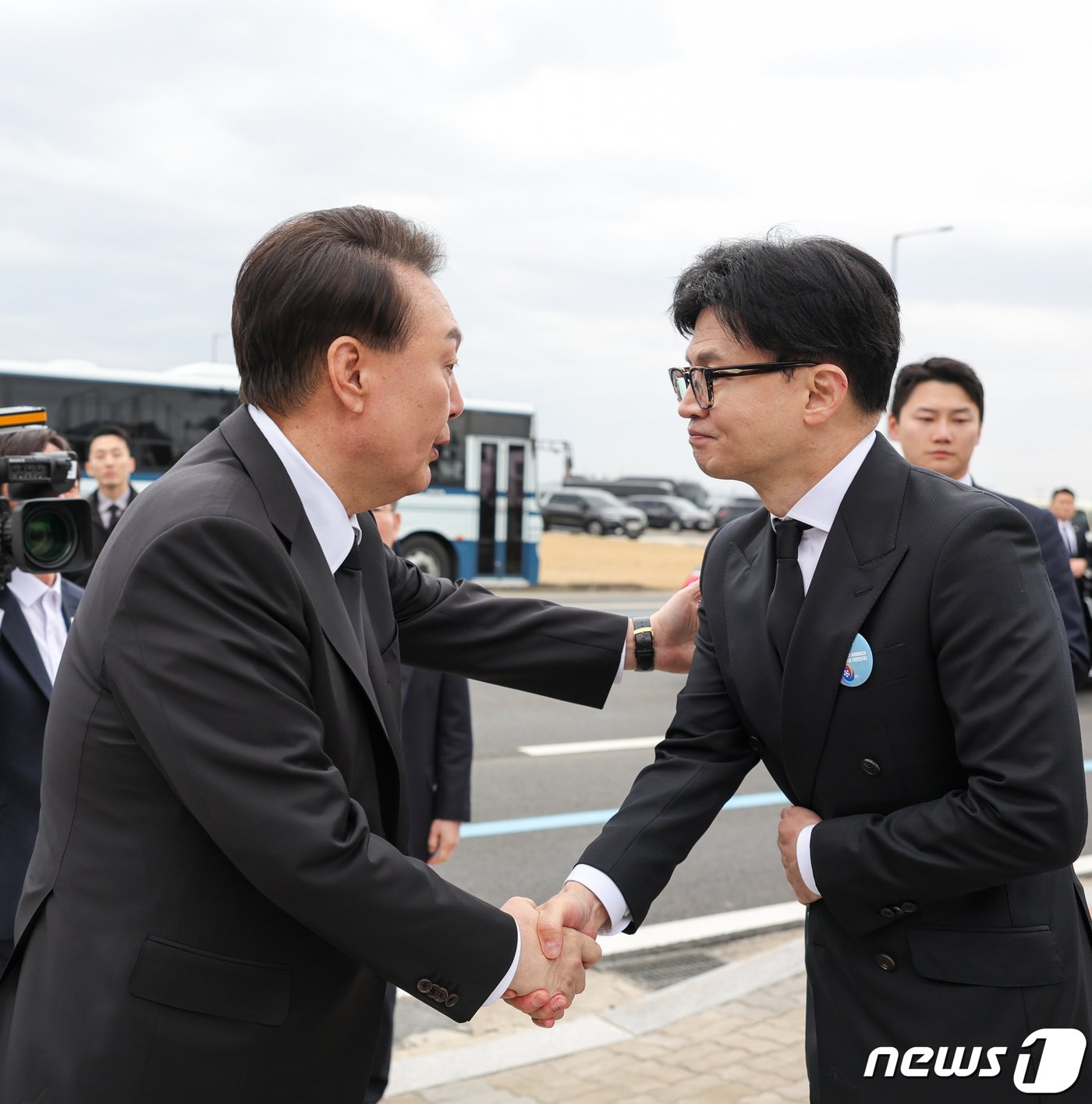 윤석열 대통령과 한동훈 국민의힘 비상대책위원장이 22일 오후 경기 평택시 해군2함대사령부에서 열린 제9회 서해수호의 날 기념식에 참석해 악수하고 있다. &#40;대통령실 제공&#41; 2024.3.22/뉴스1 ⓒ News1 안은나 기자