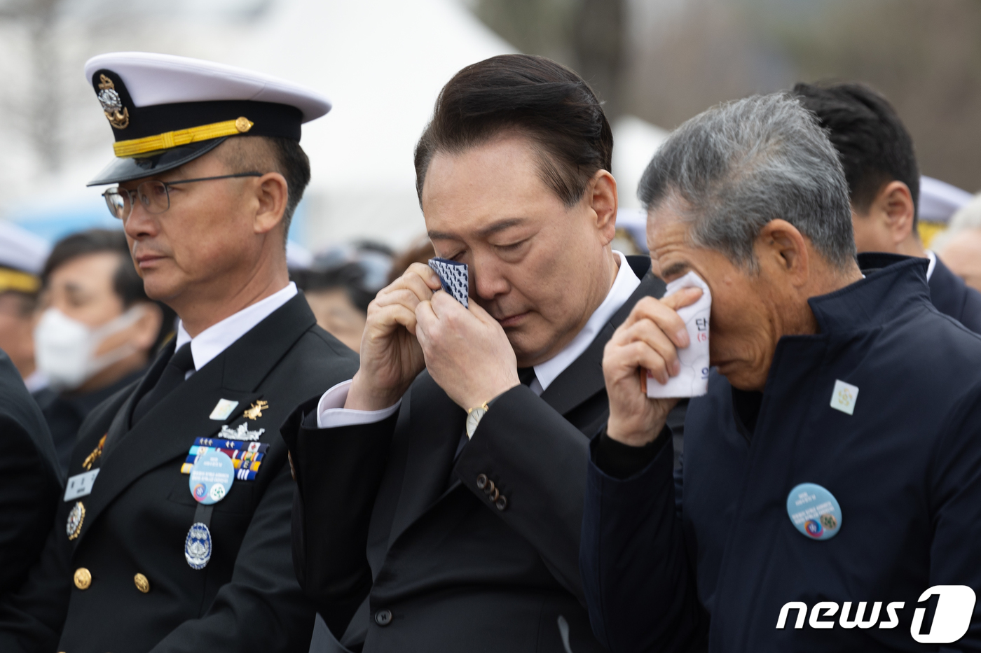 (서울=뉴스1) 안은나 기자 = 윤석열 대통령이 22일 오후 경기 평택시 해군2함대사령부에서 열린 제9회 서해수호의 날 기념식에 참석해 천안함 피격 당시 목숨을 잃은 고(故) 김태 …