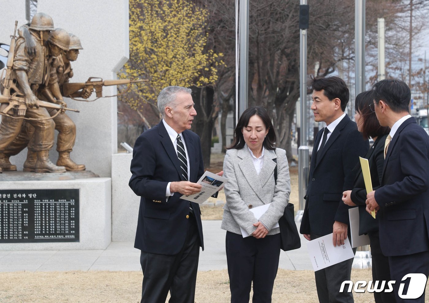 김진태 강원도지사와 필립 세스 골드버그 주한 미국대사가 22일 오후 춘천대첩기념평화공원을 방문해 이야기를 나누고 있다.