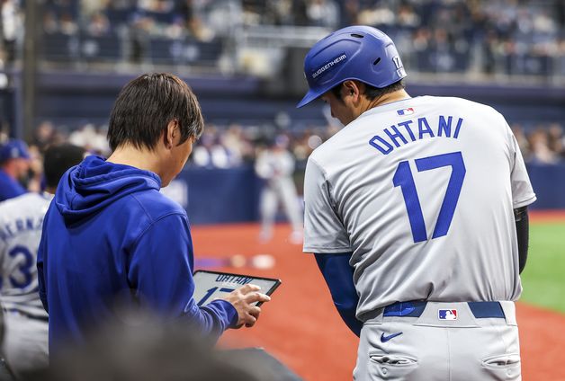 오타니 "내 돈으로 산 4억원 상당 야구 카드 돌려줘"…전 통역에 소송