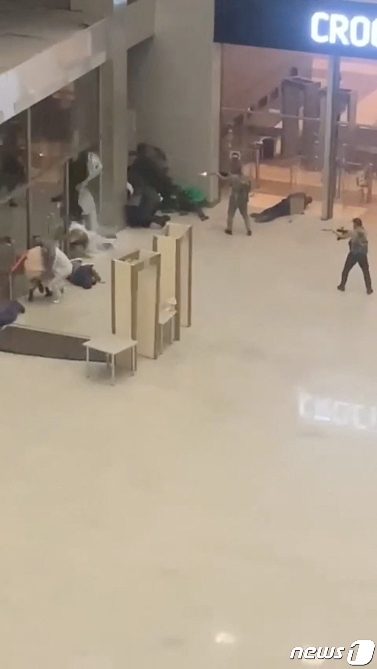 본문 이미지 - 22일(현지시간) 러시아 모스크바의 한 공연장에서 총격사건이 발생해 최소 60여명이 숨졌다. 2024.03.22. ⓒ 로이터=뉴스1 ⓒ News1 정윤영 기자