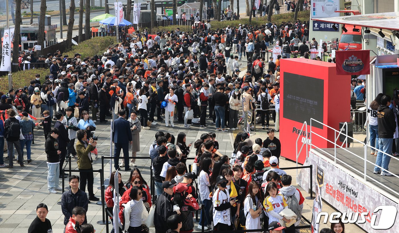 본문 이미지 - 23일 서울 송파구 잠실야구장에서 열리는 '2024 신한 SOL 뱅크 KBO리그' 공식 개막전 한화 이글스와 LG 트윈스의 경기를 앞두고 야구팬들이 입장을 기다리고 있다. 2024.3.23/뉴스1 ⓒ News1 김진환 기자