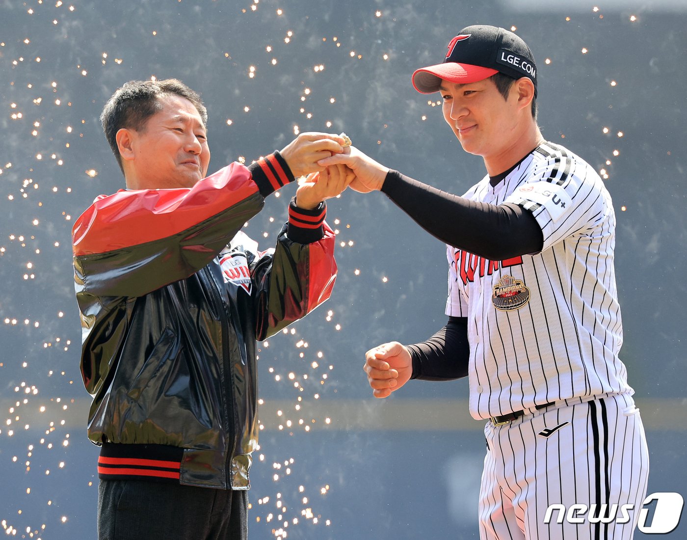 본문 이미지 - 23일 서울 송파구 잠실야구장에서 열리는 '2024 신한 SOL 뱅크 KBO리그' 공식 개막전 한화 이글스와 LG 트윈스의 경기를 앞두고 LG 주장 오지환이 식전 행사에서 LG 스포츠 김인석 사장에게 우승반지를 수여 받고 있다. 2024.3.23/뉴스1 ⓒ News1 김진환 기자