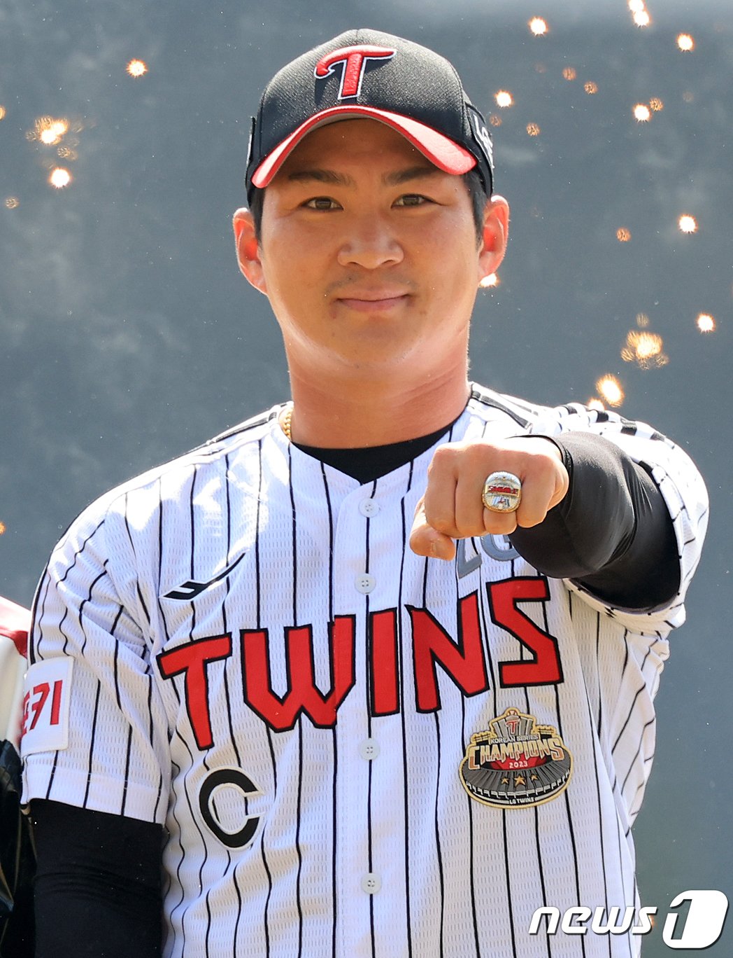 본문 이미지 - 23일 서울 송파구 잠실야구장에서 열리는 '2024 신한 SOL 뱅크 KBO리그' 공식 개막전 한화 이글스와 LG 트윈스의 경기를 앞두고 LG 주장 오지환이 식전 행사에서 수여 받은 우승 반지를 보여주며 포즈를 취하고 있다. 2024.3.23/뉴스1 ⓒ News1 김진환 기자